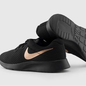 Authentic NWT Nike Tanjun (black/metallic Red Bronze) Women's Running Size 8